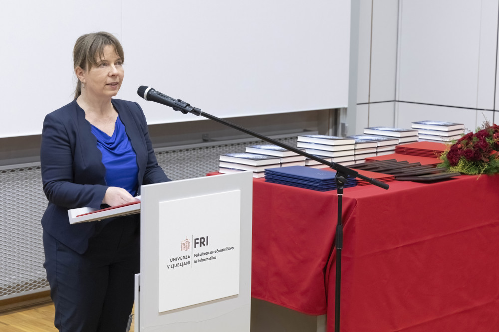 Izr. prof. dr. Mojca Ciglarič je v svojem nagovoru poudarila, kako pomembno si je vzeti čas in proslaviti osebne in skupinske dosežke. Foto: Andrej Križ