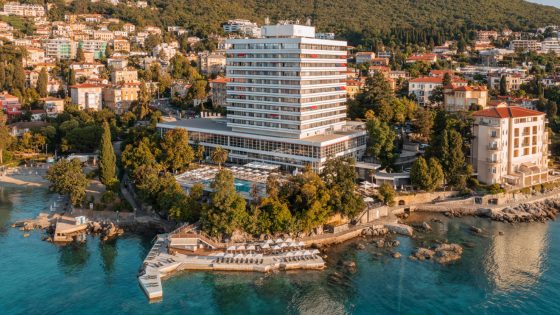Novo znanje in mreženje ob morju – začelo se je odštevanje do Web Summer Campa 2025 v Opatiji