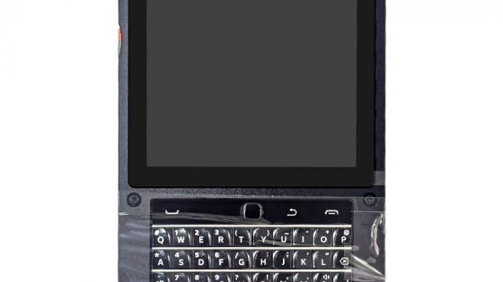 Kompaktni ročni računalnik Raspberry Pi z zaslonom in tipkovnico BlackBerry 