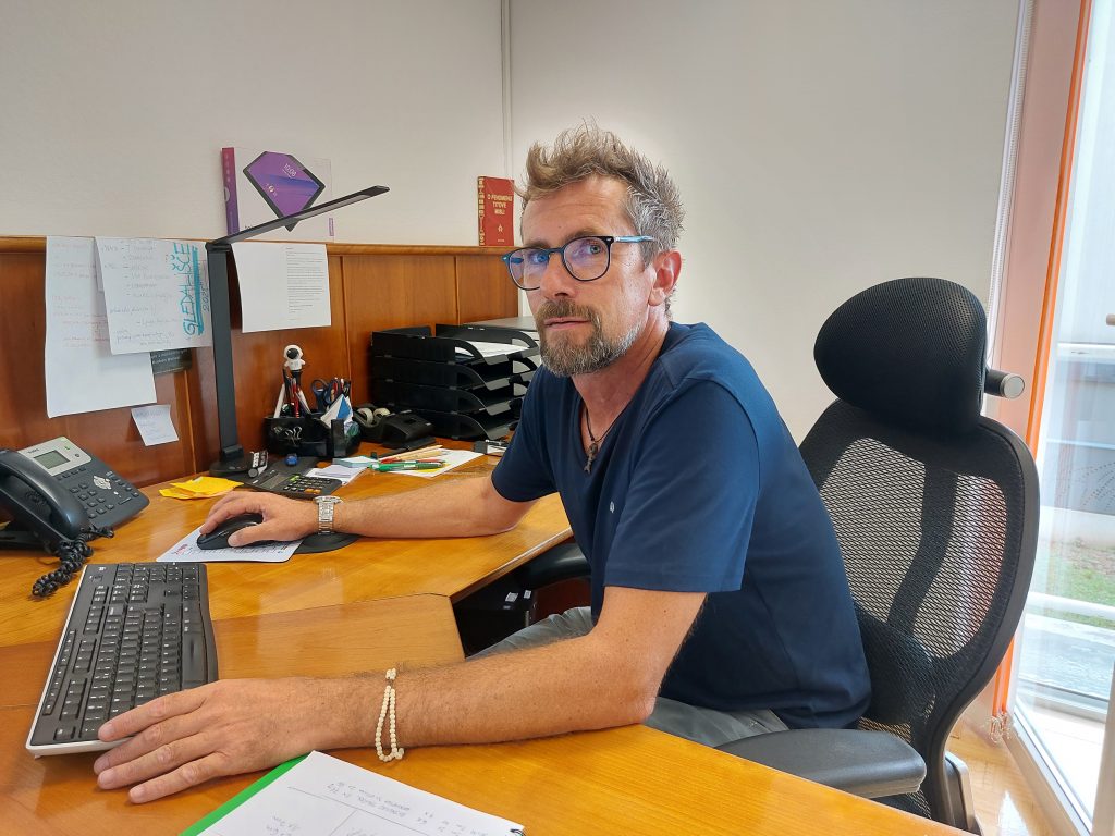 Sašo Skočir, direktor CDI Univerzuma: "CDI Univerzum je kot švicarski nož za uka željne odrasle. Pri nas najdeš vse – od osnovne šole, gimnazije in poklicnih izobraževanj, do zabavnih jezikovnih in računalniških tečajev ter udobnega in sodobnega e‑učenja."