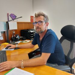 Sašo Skočir, direktor CDI Univerzuma: "CDI Univerzum je kot švicarski nož za uka željne odrasle. Pri nas najdeš vse – od osnovne šole, gimnazije in poklicnih izobraževanj, do zabavnih jezikovnih in računalniških tečajev ter udobnega in sodobnega e‑učenja."