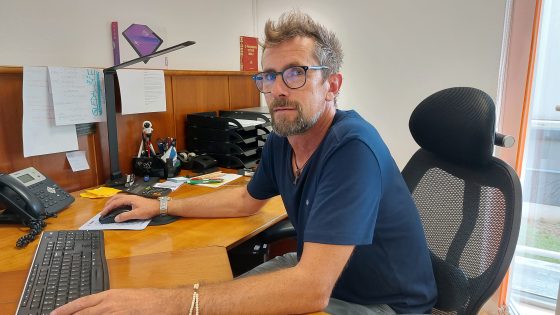Sašo Skočir, direktor CDI Univerzuma: "CDI Univerzum je kot švicarski nož za uka željne odrasle. Pri nas najdeš vse – od osnovne šole, gimnazije in poklicnih izobraževanj, do zabavnih jezikovnih in računalniških tečajev ter udobnega in sodobnega e‑učenja."