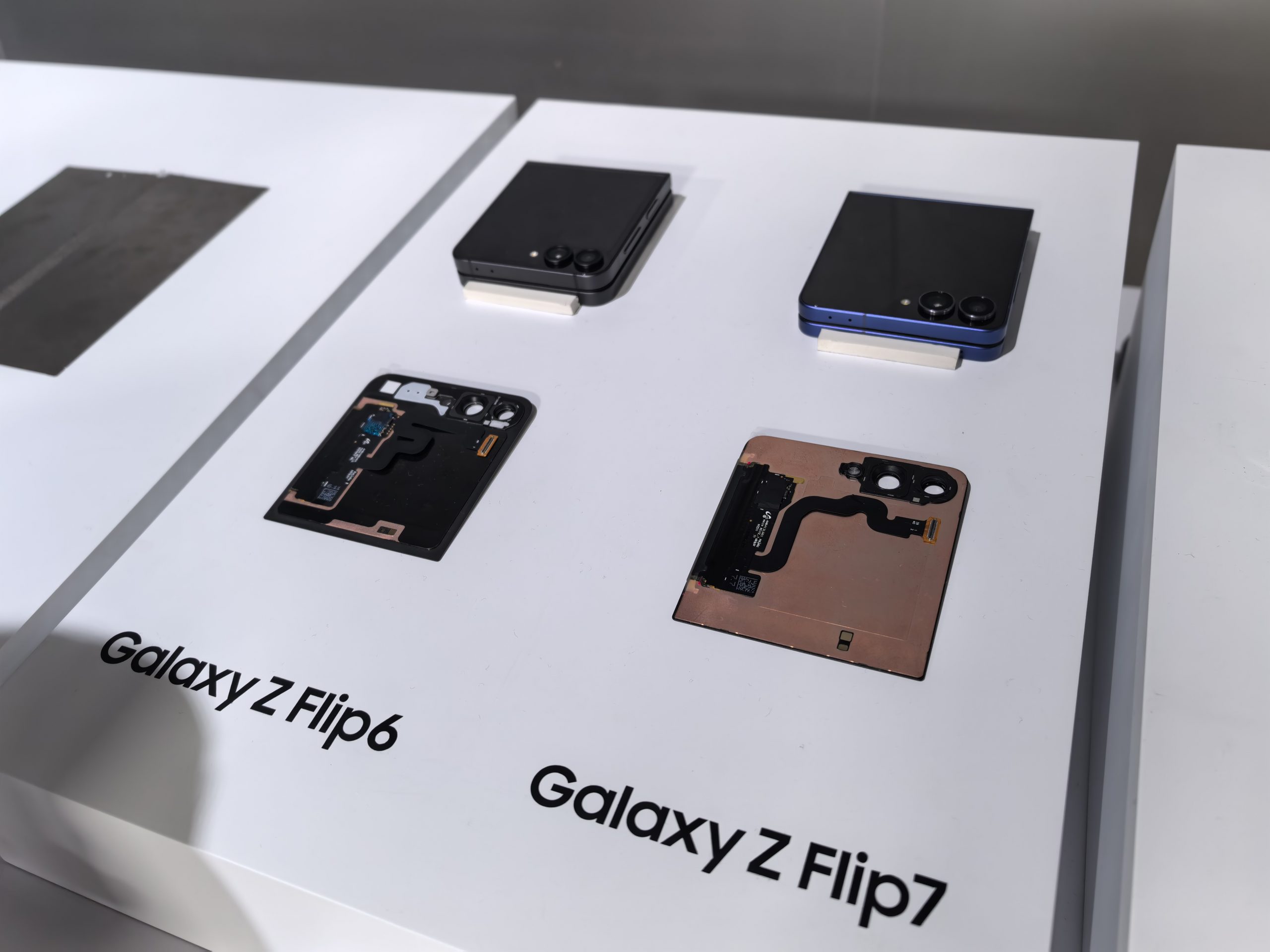 Samsung Galaxy Z Flip7 zložljiv telefon