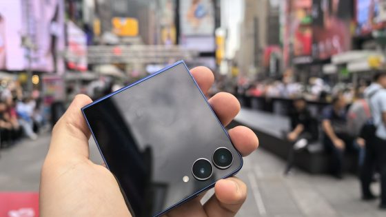 Test Samsung Galaxy Z Flip7 – namesto telefona dobiš kompakten biser