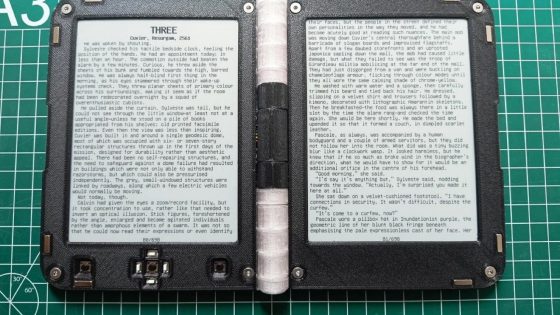 Doma narejen e-bralnik z dvema zaslonoma. Revolucija za ljubitelje e-knjig?