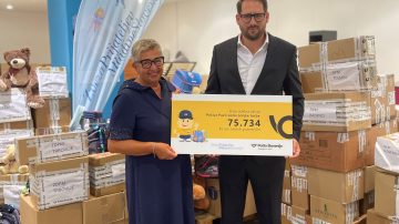 Na fotografiji (predaja ZPMS): Generalna sekretarka Zveze prijateljev mladine Slovenije Breda Krašna in direktor Marketinga in Divizije Paketi pri Pošti Slovenije Matej Raspet ob predaji šolskih potrebščin.