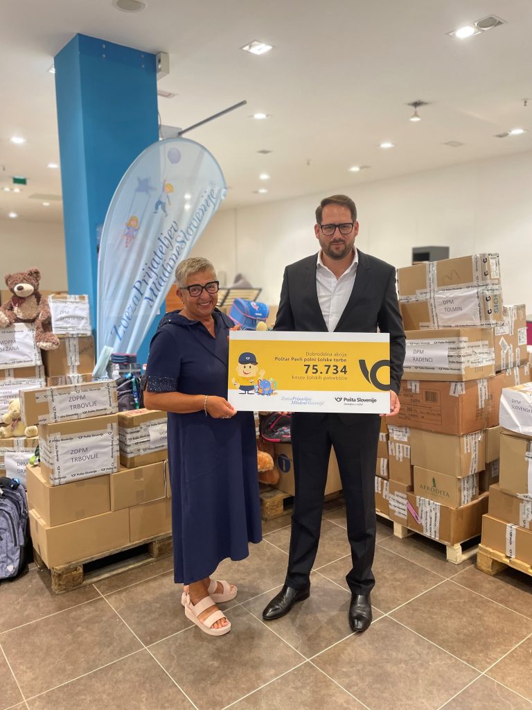 Na fotografiji (predaja ZPMS): Generalna sekretarka Zveze prijateljev mladine Slovenije Breda Krašna in direktor Marketinga in Divizije Paketi pri Pošti Slovenije Matej Raspet ob predaji šolskih potrebščin.