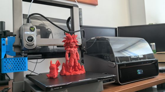 Testiral sem 3D tiskalnik Creality Hi Combo, ki obljublja večbarvno tiskanje za zelo dostopno ceno.