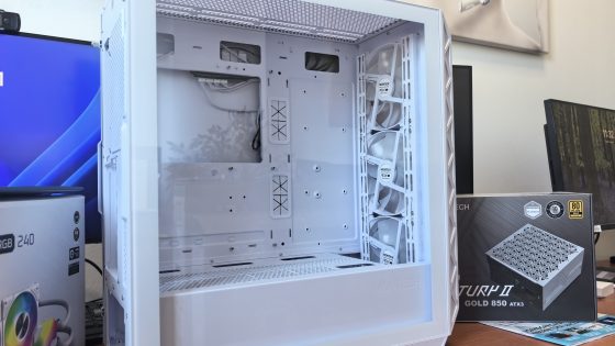Ogromno prostora, radodarno število ventilatorjev, skriti kotički za kable, dober izbor sprednjih priključkov in pa še bela barva ... To je Montech AIR 903 MAX WHITE.