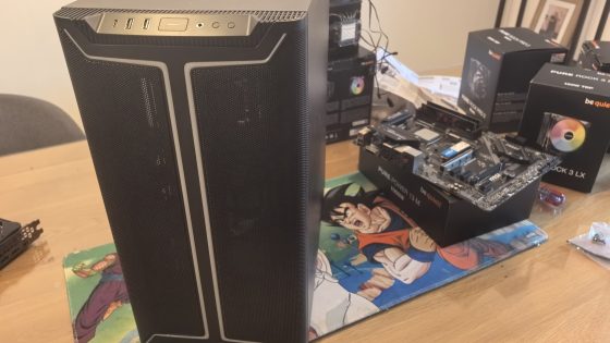 Be quiet! Pure Base 501 DX je po izgledu čisto tipično računalniško ohišje, ampak ima nekaj posebnosti, zaradi katerih bo pritegnil pozornost marsikaterega uporabnika.