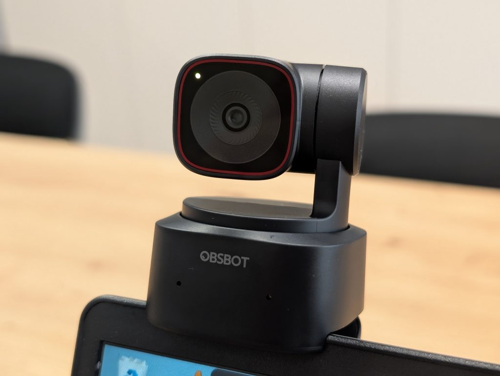 Glavni adut spletne kamere OBSBOT Tiny 2 Lite je 4K snemanje pri 30 fps oziroma 1080p pri 60 fps.