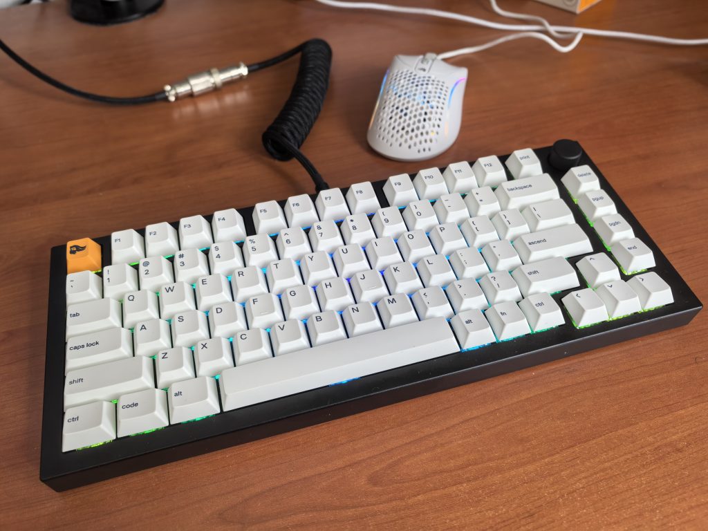 Glorious nam je na test poslal njihovo DIY mehansko tipkovnico GMMK Pro. Sestaviš jo lahko sam, mi smo pa dobili že vnaprej sestavljeno.