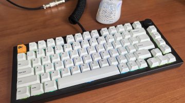 Glorious nam je na test poslal njihovo DIY mehansko tipkovnico GMMK Pro. Sestaviš jo lahko sam, mi smo pa dobili že vnaprej sestavljeno.
