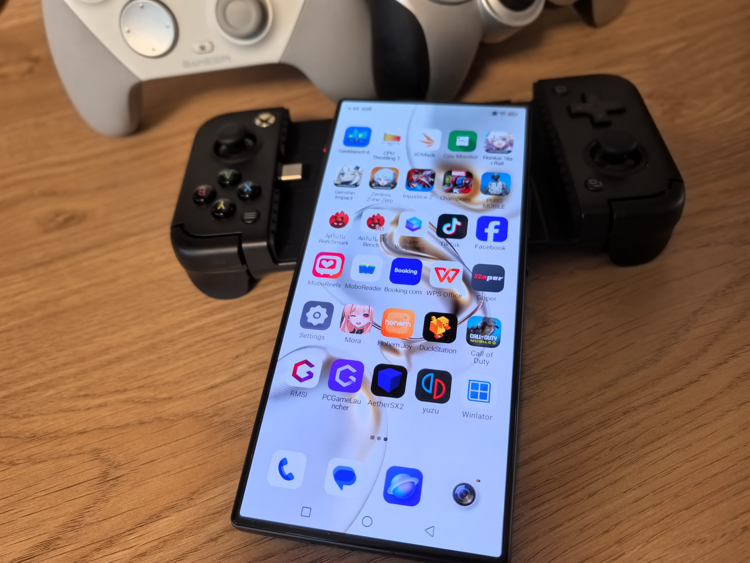 AMOLED je dobro ustrojen za igre in gledanje filmov/serij
