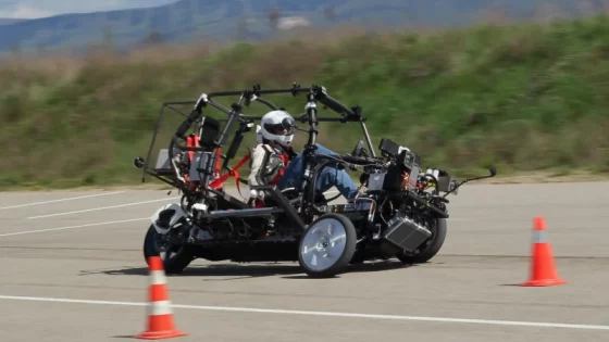 Trikolesni električni fenomen, ki pelje do 120 km/h