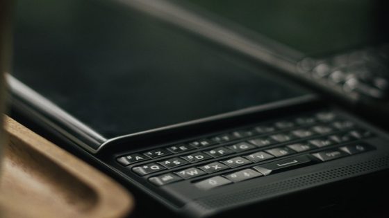 Retro tipkovnica za sodobni pametni telefon