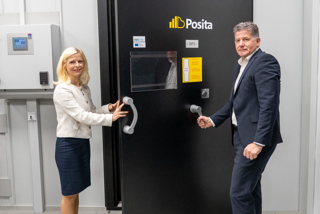 Generalni direktor Pošte Slovenije Marko Cegnar in ministrica za digitalno preobrazbo mag. Ksenija Klampfer