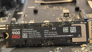 Samsung 9100 Pro 8 TB je dvostranski M.2 NVMe SSD. Na fotografiji je sprednja stran pogona s Samsungovim krmilnikom »Presto«, DRAM pomnilnikom in dvojnim nizom NAND čipov.