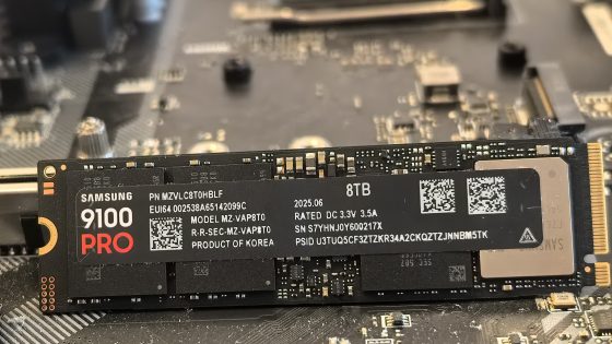 Samsung 9100 Pro 8 TB je dvostranski M.2 NVMe SSD. Na fotografiji je sprednja stran pogona s Samsungovim krmilnikom »Presto«, DRAM pomnilnikom in dvojnim nizom NAND čipov.