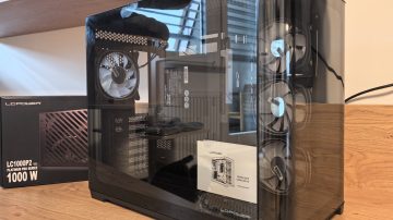 Prostora je celo preveč, ampak to ti daje možnost, da se res prepustiš domišljiji, kako boš sestavil računalnik.