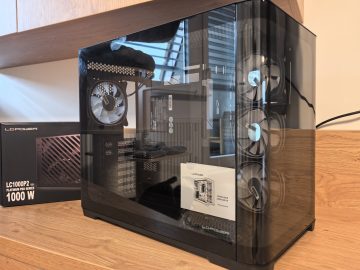 Prostora je celo preveč, ampak to ti daje možnost, da se res prepustiš domišljiji, kako boš sestavil računalnik.