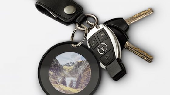 Pametni sledilnik z e-ink zaslonom ter podporo za Apple in Google