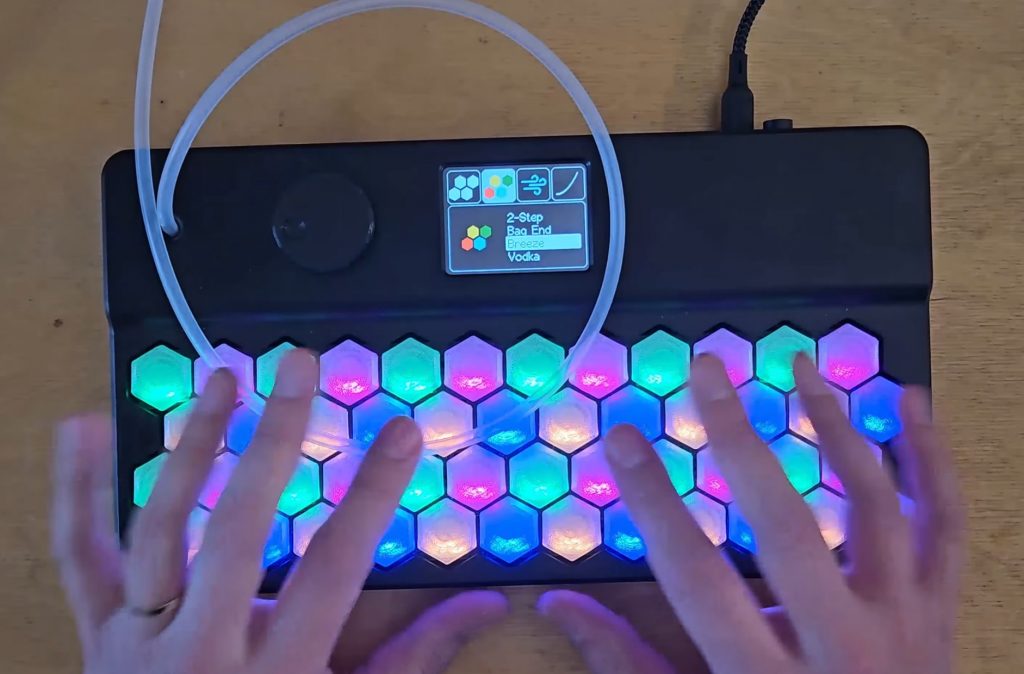 Izomorfna tipkovnica za glasbo z dotikom in dihom