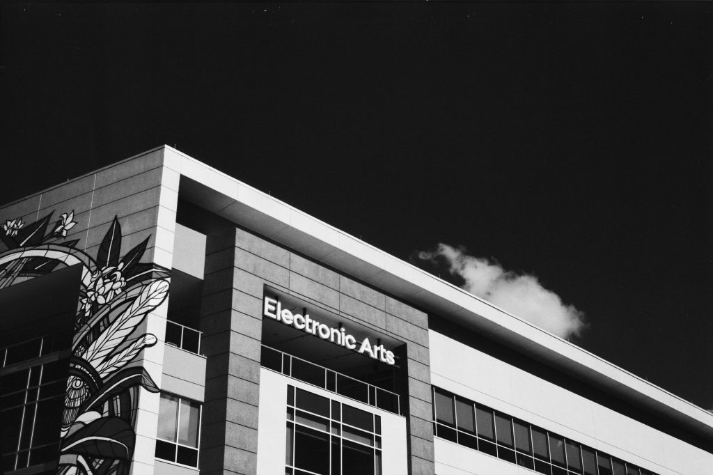 EA spodbuja uporabo UI kljub pripombam razvijalcev