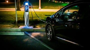 Glavni delež rasti so prispevali električni in hibridni avtomobili. Foto: Unsplash