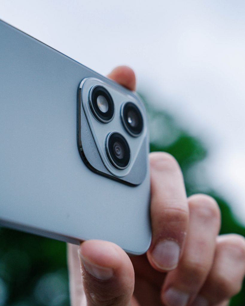 Trendi na trgu pametnih telefonov za leto 2026