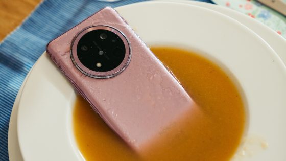 HONOR Magic7 Lite predstavlja enega najvidnejših primerov odpornosti v ponudbi.