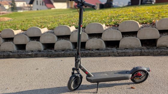 Test električnega skiroja, ki cilja na višji razred – a ne s ceno