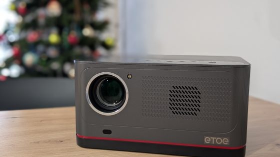 ETOE Whale Pro je vstopni srednjecenovni domači kino projektor, ki izstopa predvsem z odličnim kontrastom, zelo solidnim zvokom in uradnim Android TV okoljem.