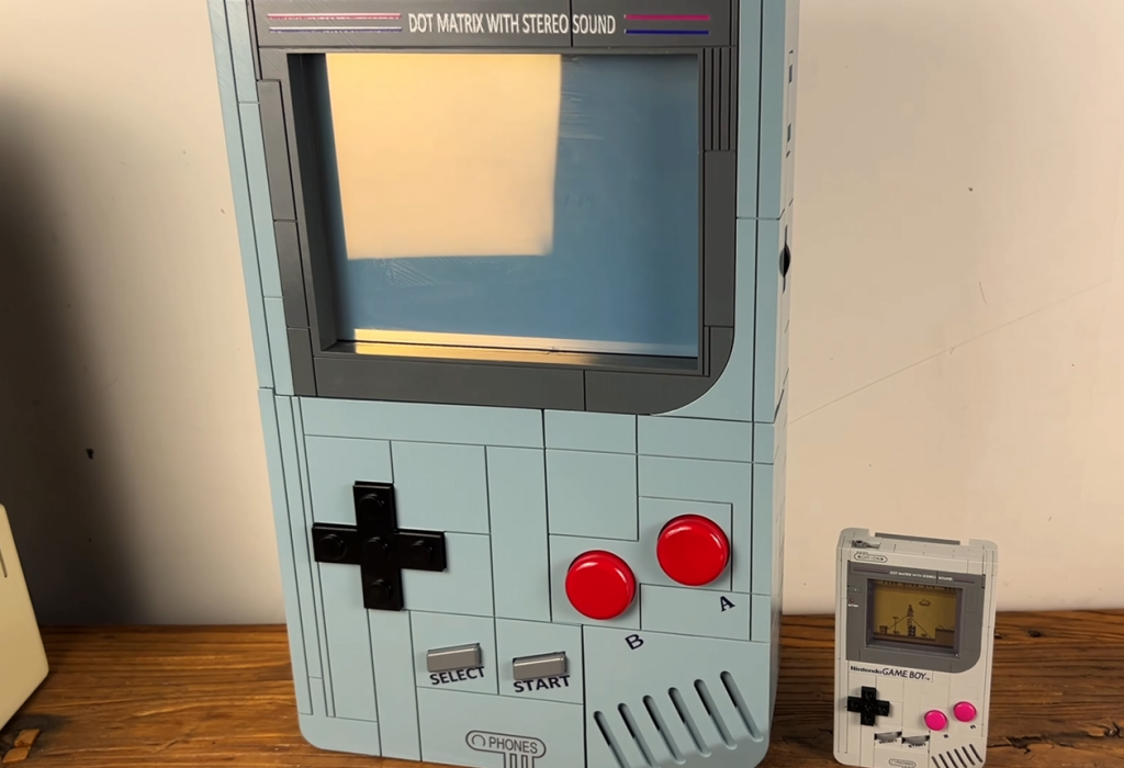 Gigantski Game Boy z unikatnim zaslonom