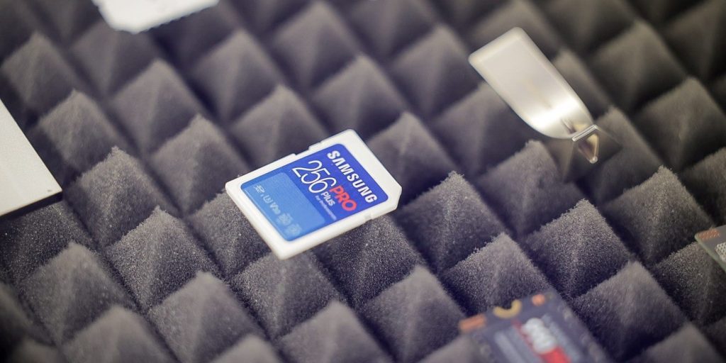 Hiter razvoj UI in njen učinek na trg pomnilnikov. Kaj je prineslo leto 2025 in kaj lahko pričakujemo v prihodnosti?