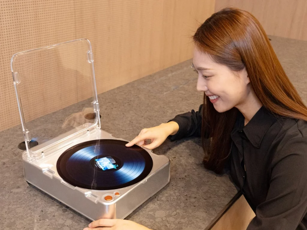 Samsung s konceptoma OLED kasete in gramofona obuja retro čar v AI preobleki