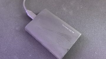 Samsung T9 je spodobna nadgradnja prejšnje generacije. Blestijo predvsem visoke hitrosti do 2000 MB/s.