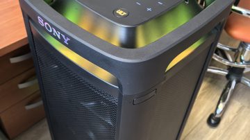 Sony ULT Tower 9AC ni za tiste, ki imajo radi tišino. Po prvem vklopu vas bo dobesedno stresel.