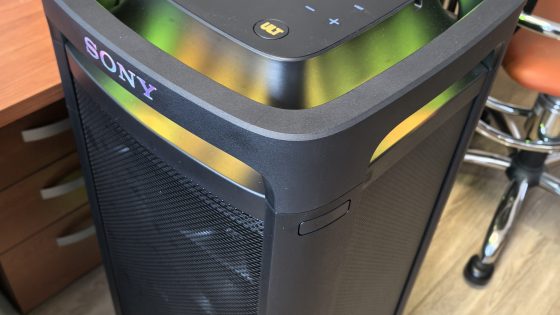 Sony ULT Tower 9AC ni za tiste, ki imajo radi tišino. Po prvem vklopu vas bo dobesedno stresel.