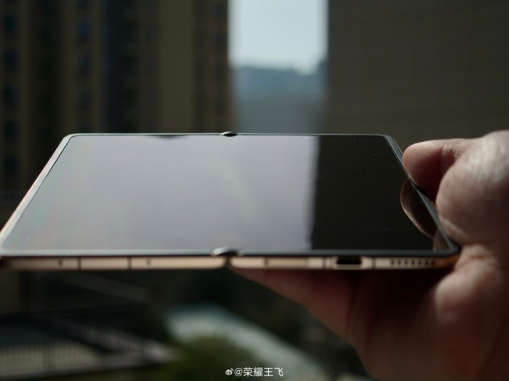 Prvi zložljivi telefon brez vidne gube