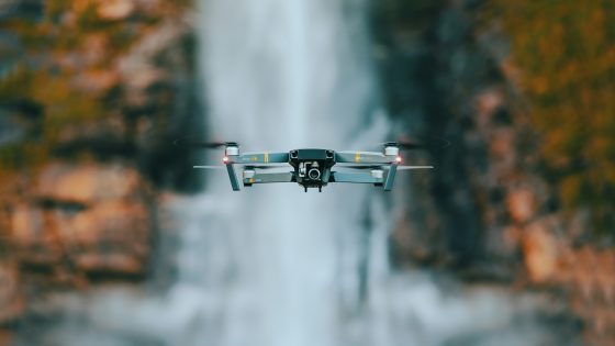 DJI na sodišču izpodbija odločitev FCC o prepovedi uvoza kitajskih dronov