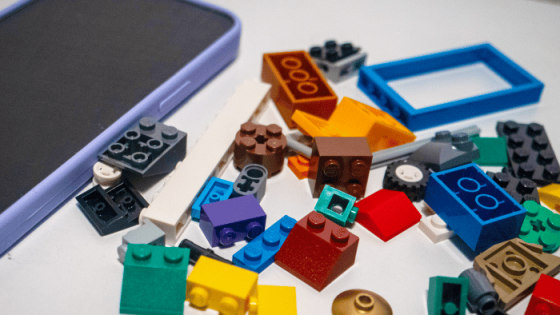 Pametna Lego kocka z majhno baterijo, ki je ni mogoče zamenjati