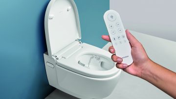 Voda namesto papirja: tuš WC-ji Geberit AquaClean imajo manjši ekološki odtis kot običajni WC-ji.