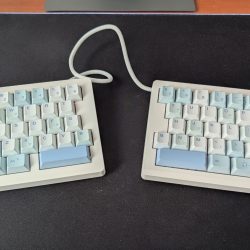 Tipkovnica EPOMAKER Split70 je sicer sestavljena iz dveh delov. Z napravo, npr. računalnikom, jo lahko uporabljamo žično ali brezžično, vseeno pa morata biti polovici med seboj povezani s kablom, saj sicer dela le leva stran.