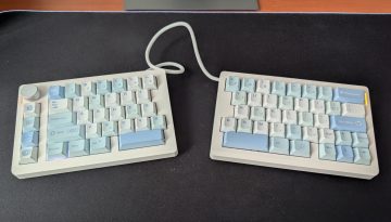 Tipkovnica EPOMAKER Split70 je sicer sestavljena iz dveh delov. Z napravo, npr. računalnikom, jo lahko uporabljamo žično ali brezžično, vseeno pa morata biti polovici med seboj povezani s kablom, saj sicer dela le leva stran.