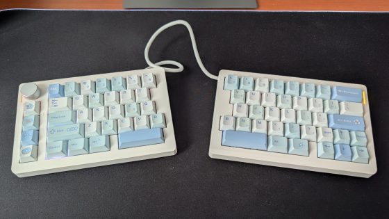 Tipkovnica EPOMAKER Split70 je sicer sestavljena iz dveh delov. Z napravo, npr. računalnikom, jo lahko uporabljamo žično ali brezžično, vseeno pa morata biti polovici med seboj povezani s kablom, saj sicer dela le leva stran.