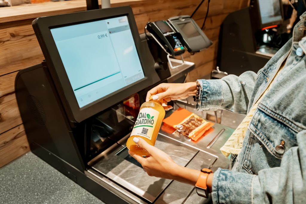 Skenerji so pripravljeni: industrija pospešuje prehod na 2D kode