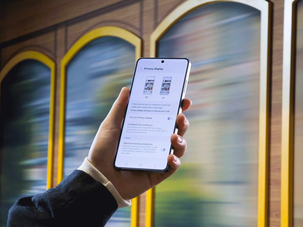 Več kot polovica Evropejcev priznava, da v javnosti pogleda na zaslon telefona neznanca, pri čemer skoraj četrtina to stori zgolj iz radovednosti