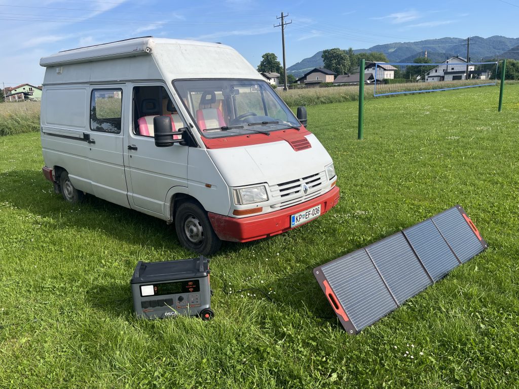 Baterijski hranilniki: obvezna oprema vsakega popotnika in kampista