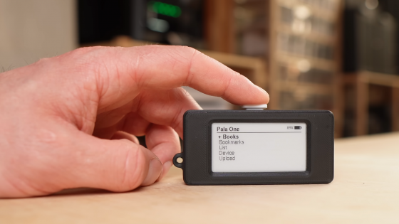 Domači e-bralnik manjši od etuija za slušalke AirPods